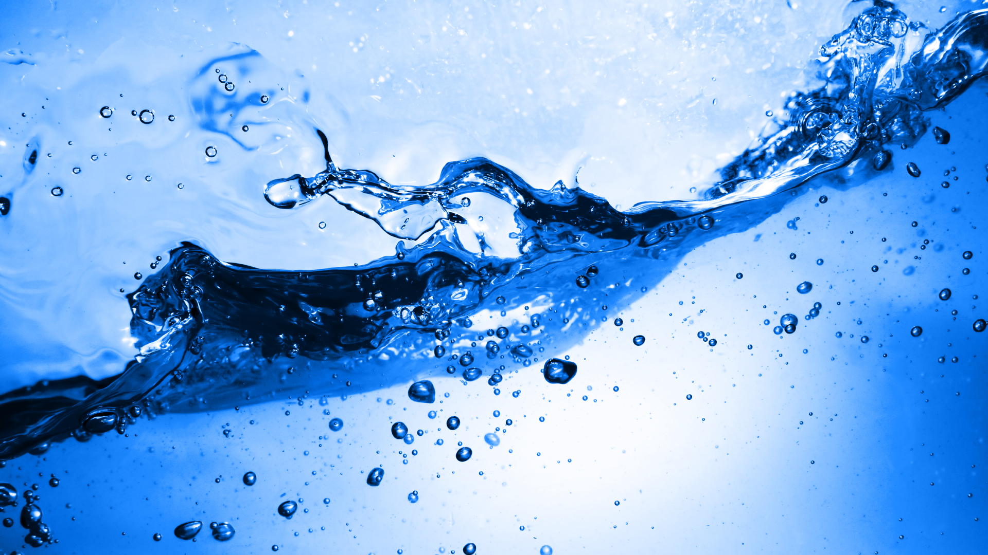 Hombre bebiendo agua purificada de un garrafón de Safe Vitia